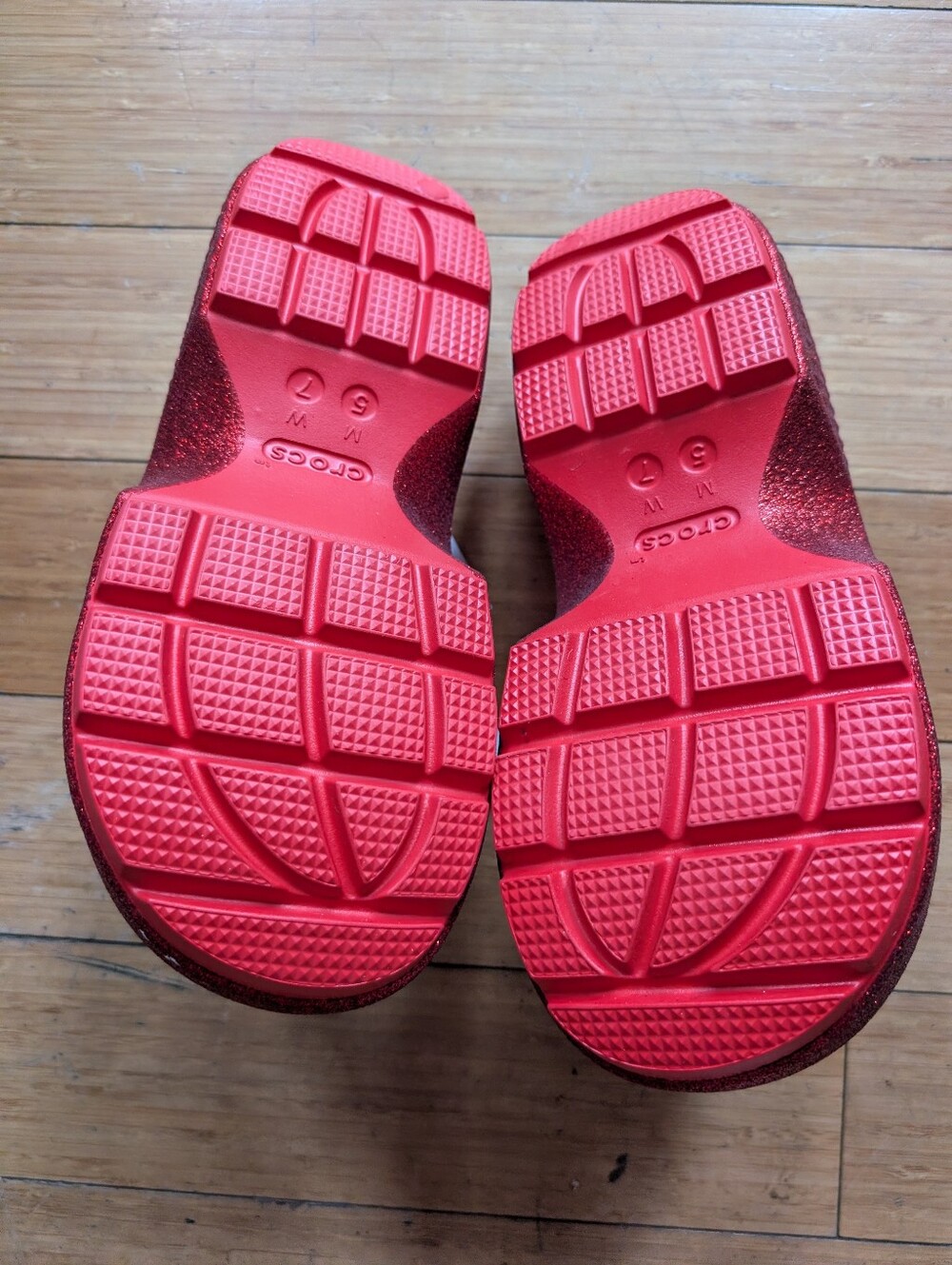 Crocs X Hello Kitty Stomp Slides  Women's 7 Rare 50th Anniversary White Red - Picture 5 of 6